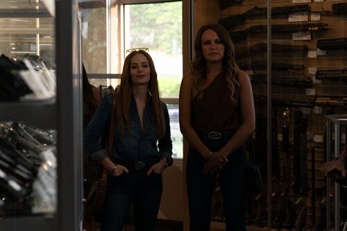 Malin Akerman y Katie Lowes en el 1x03 de 'Las esposas cazadoras'
