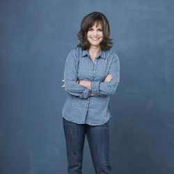 Sally Field que encarna a Nora Waker, posa sonriente para la promoción de 'Cinco hermanos'