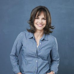 Sally Field, con camisa azul, posa para la promo de 'Cinco hermanos', donde encarna a Nora Walker