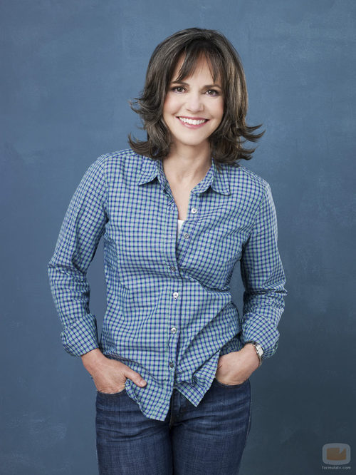 Sally Field, con camisa azul, posa para la promo de 'Cinco hermanos', donde encarna a Nora Walker