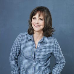 Sally Field mira al horizonte en la promoción de 'Cinco hermanos'