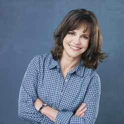 Sally Field con los brazos cruzados y sonrientes en la promo de 'Cinco hermanos'