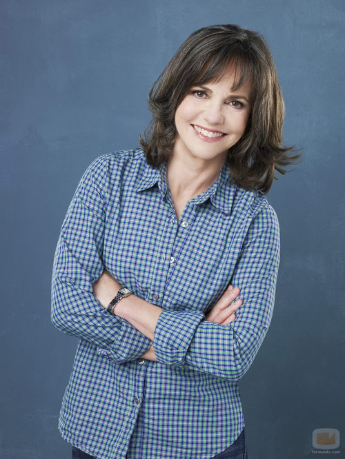 Sally Field con los brazos cruzados y sonrientes en la promo de 'Cinco hermanos'