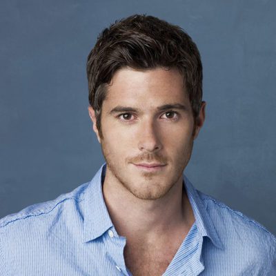 Dave Annable, con camisa azul, interpreta a Justin Walker en 'Cinco hermanos'