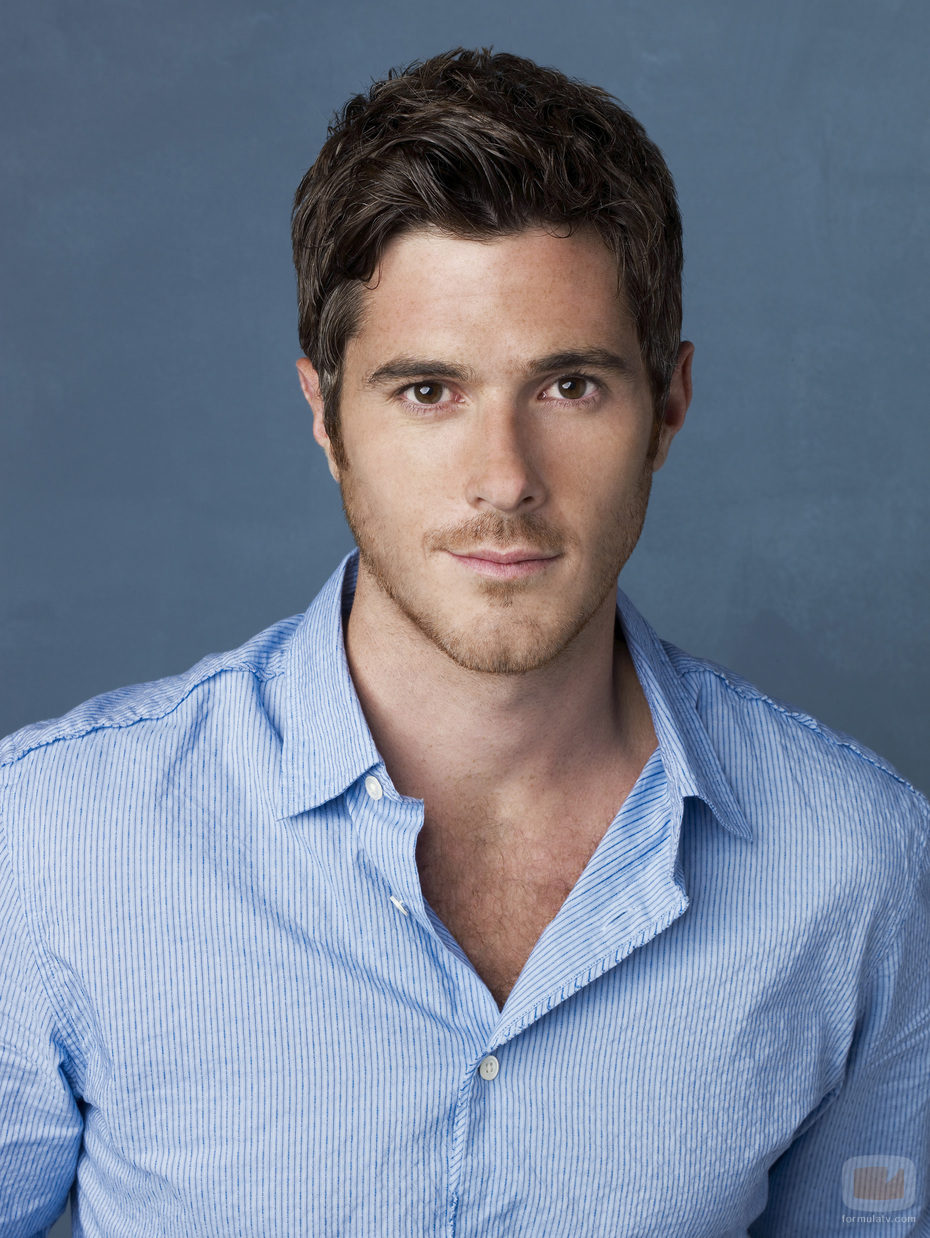 Dave Annable, con camisa azul, interpreta a Justin Walker en 'Cinco hermanos'