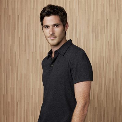 Dave Annable, de pie, encarna al personaje Justin Walker en la serie de ABC, 'Cinco hermanos'