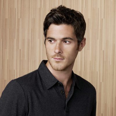 El actor Dave Annable posa para la promoción de la serie de ABC, 'Cinco hermanos'