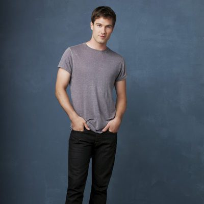 Luke Macfarlane en la serie 'Cinco hermanos'