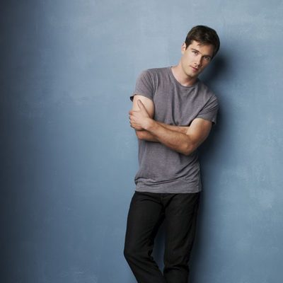 Luke Macfarlane es Scotty Wandell en 'Cinco hermanos'