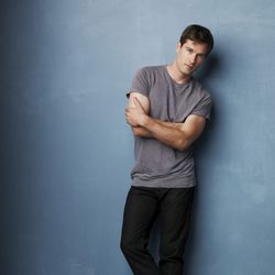 Luke Macfarlane es Scotty Wandell en 'Cinco hermanos'