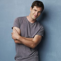 El actor Luke Macfarlane en 'Cinco Hermanos'