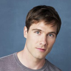 Luke Macfarlane, actor de 'Cinco Hermanos'
