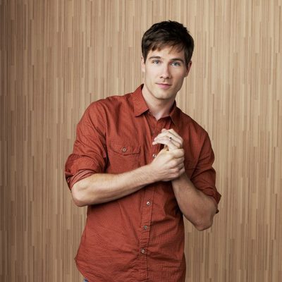 Luke Macfarlane es Scotty Wandell en 'Cinco Hermanos', serie de ABC