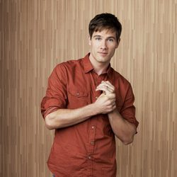 Luke Macfarlane es Scotty Wandell en 'Cinco Hermanos', serie de ABC