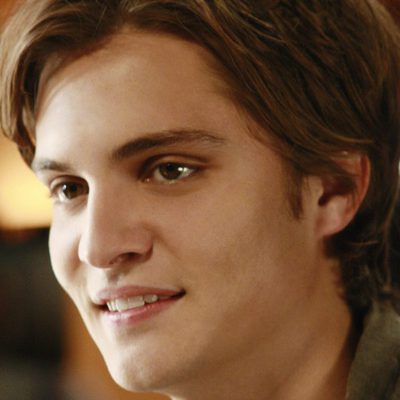 Luke Grimes es Ryan en 'Brothers and Sisters'