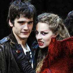 Yon González posa con una vampiresa en 'El circo de los Horrores'