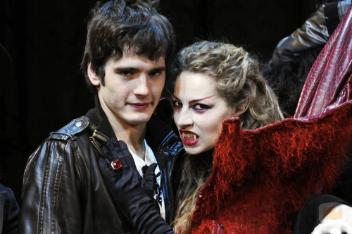 Yon González posa con una vampiresa en 'El circo de los Horrores'