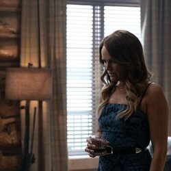 Imagen de 1x03 'Todo se revela al amanecer' de 'Las esposas cazadoras'