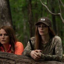 Escena de 1x03 de 'Las esposas cazadoras'