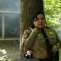 1x03 titulado 'Todo se revela al amanecer' de 'Las esposas cazadoras'