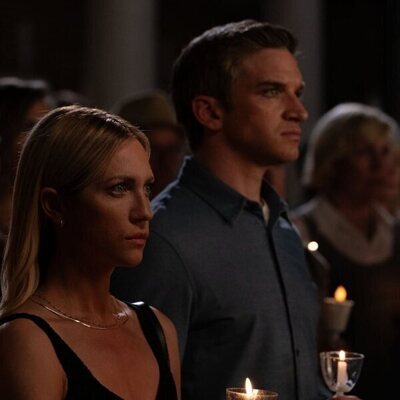 Brittany Snow y Evan Jonigkeit en 'Día libre' de 'The Hunting Wives'
