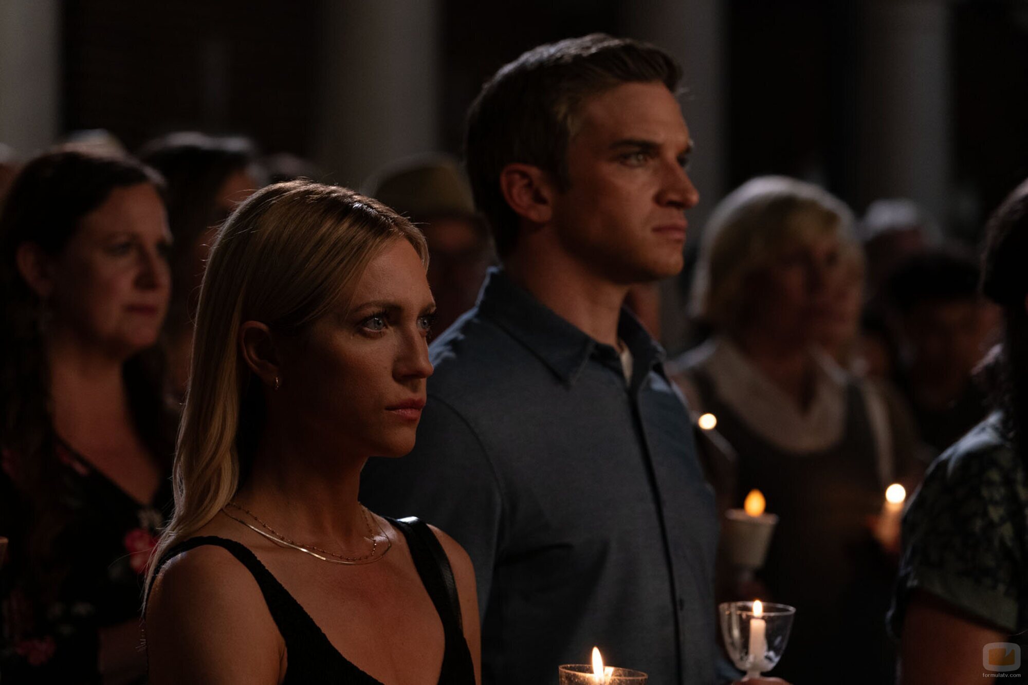 Brittany Snow y Evan Jonigkeit en 'Día libre' de 'The Hunting Wives'