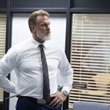 Branton Box en el 1x04 de 'The Hunting Wives'