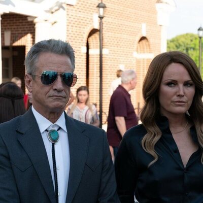 Malin Akerman y Dermot Mulroney en 1x04 'Día libre' de 'Las esposas cazadoras'