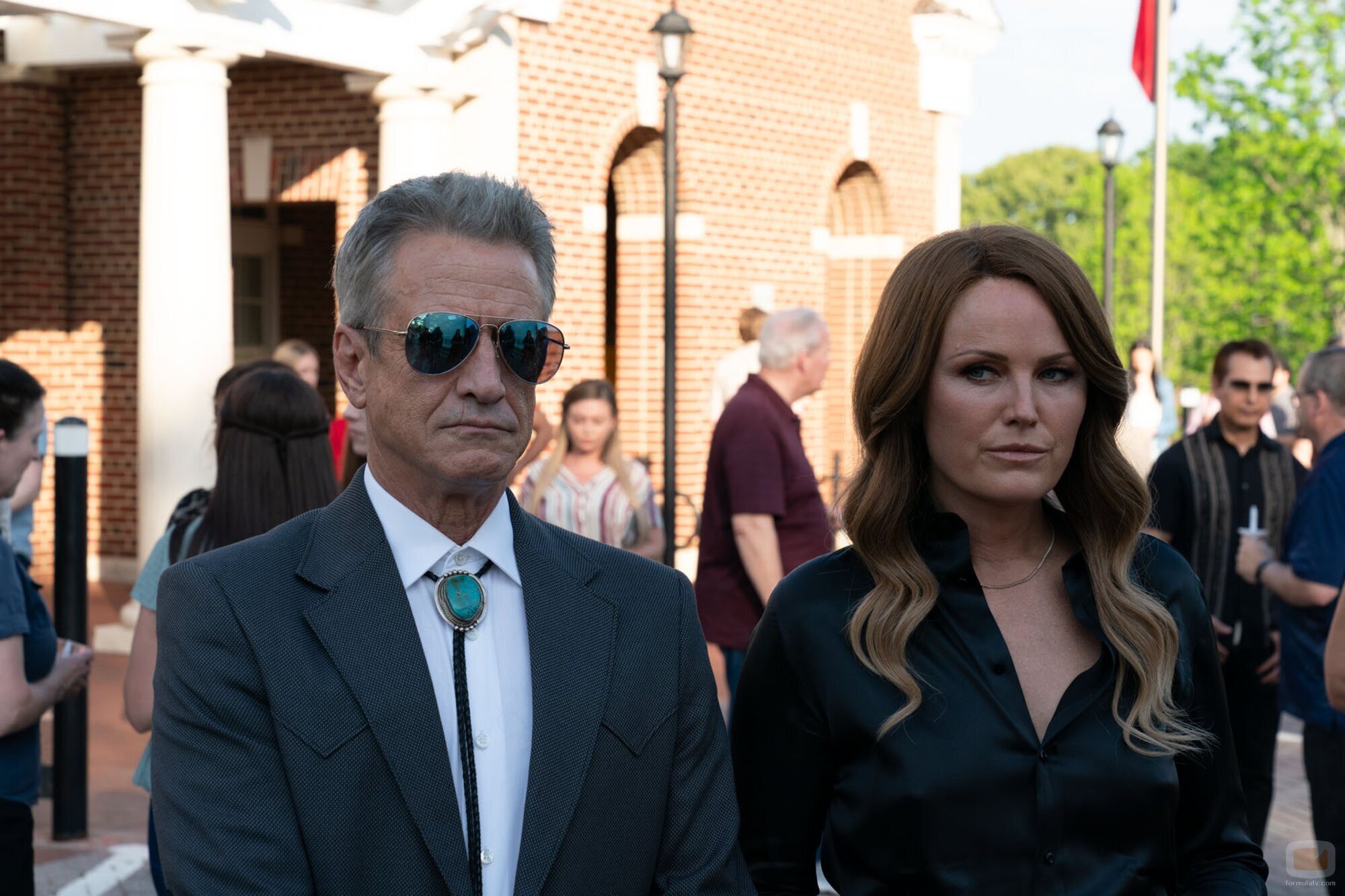 Malin Akerman y Dermot Mulroney en 1x04 'Día libre' de 'Las esposas cazadoras'
