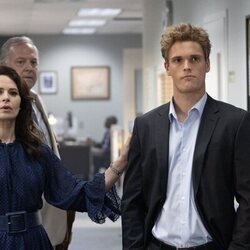 George Ferrier y Katie Lowes en 1x04 titulado 'Día libre' de 'Las esposas cazadoras'