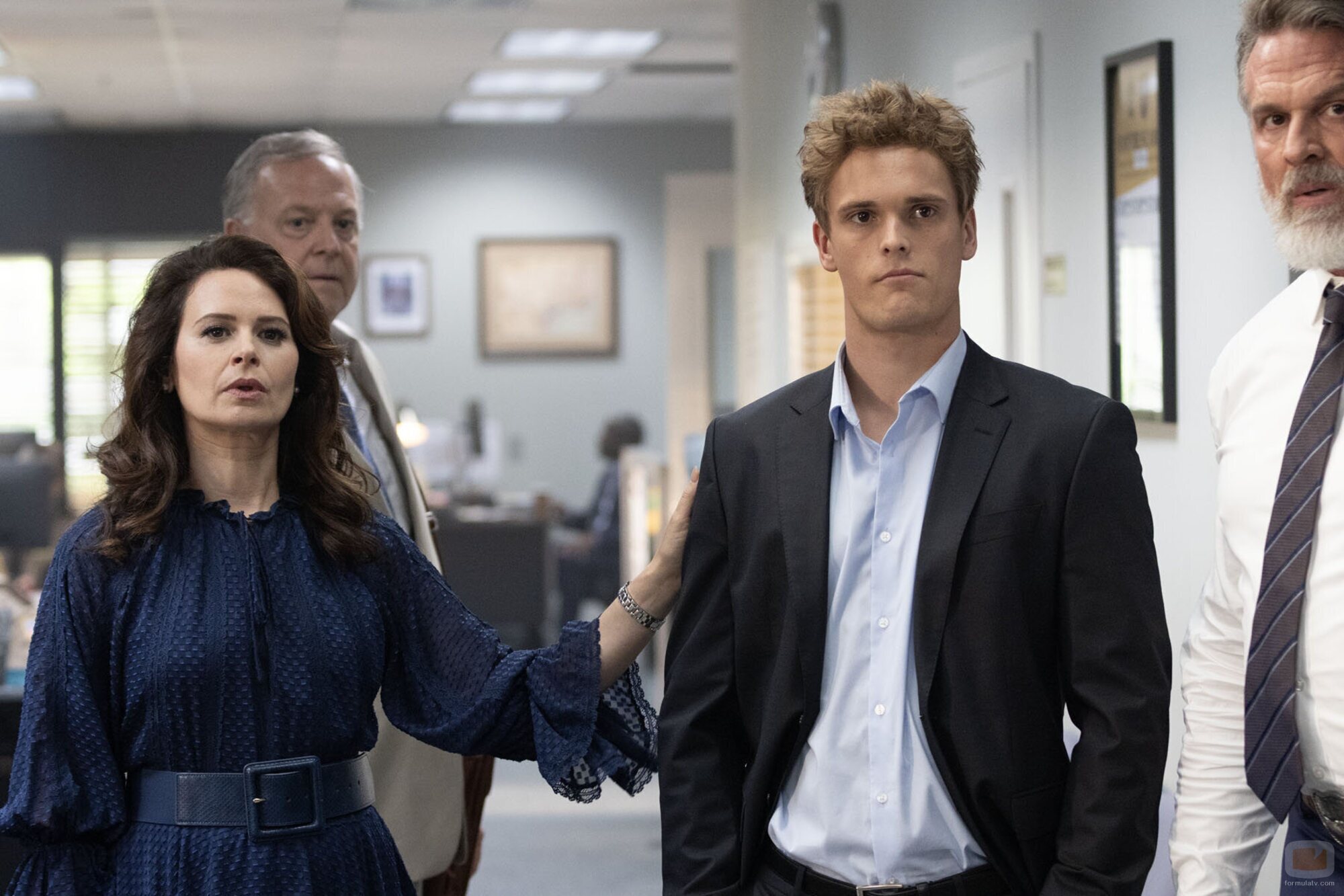 George Ferrier y Katie Lowes en 1x04 titulado 'Día libre' de 'Las esposas cazadoras'