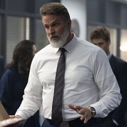 Still de Branton Box en 'Día libre' de 'Las esposas cazadoras'