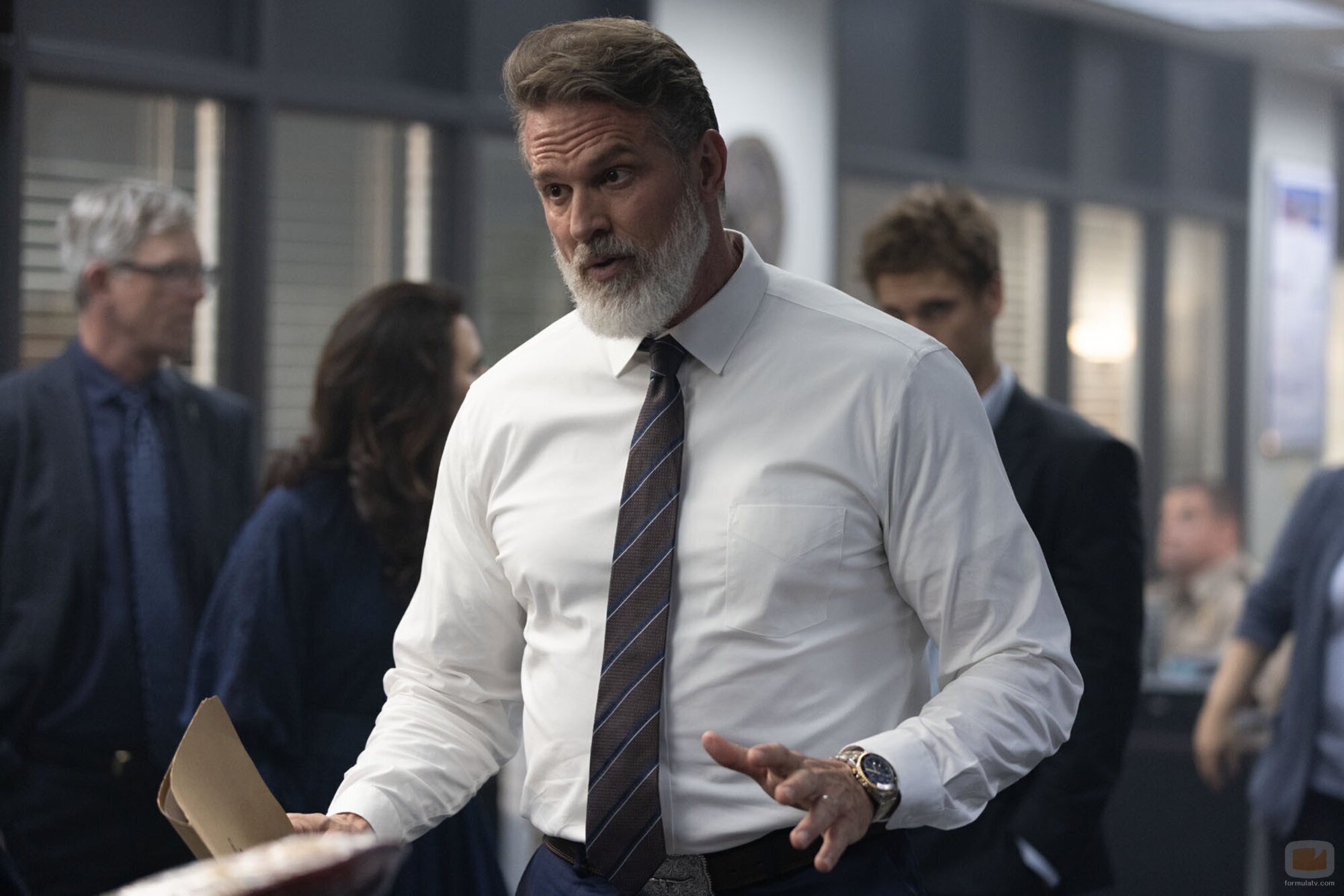 Still de Branton Box en 'Día libre' de 'Las esposas cazadoras'