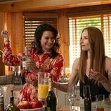 Jaime Ray Newman y Katie Lowes en 1x04 'Día libre' de 'Las esposas cazadoras'