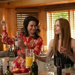 Jaime Ray Newman y Katie Lowes en 1x04 'Día libre' de 'Las esposas cazadoras'