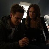 Malin Akerman y George Ferrier en el 1x04 de 'Las esposas cazadoras'