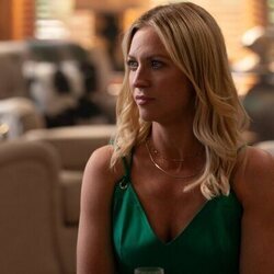 Brittany Snow en 1x04 titulado 'Día libre' de 'Las esposas cazadoras'