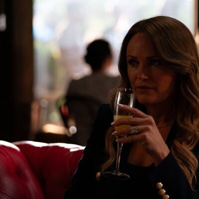 Malin Akerman en 1x04 'Día libre' de 'Las esposas cazadoras'