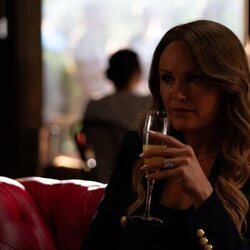 Malin Akerman en 1x04 'Día libre' de 'Las esposas cazadoras'