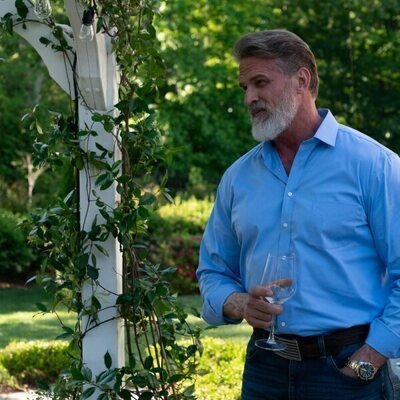 Branton Box en el 1x05 de 'The Hunting Wives'