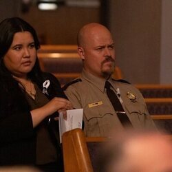 Escena de Karen Rodriguez y Hunter Emery en la temporada 1 y el capítulo 05 de 'Las esposas cazadoras'