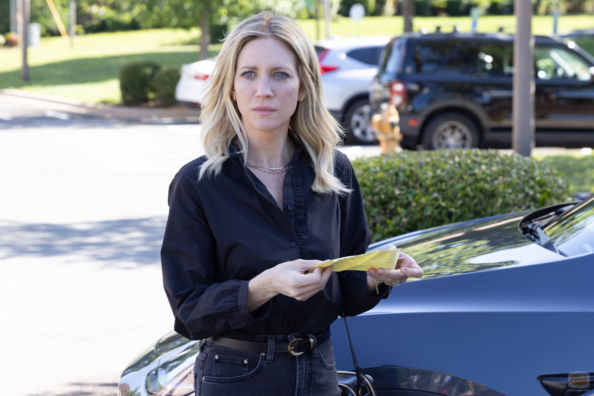 Brittany Snow en el 1x05 de 'Las esposas cazadoras'