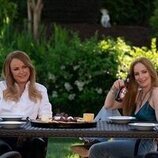 Jaime Ray Newman y Malin Akerman en 'No es una novata' de 'The Hunting Wives'