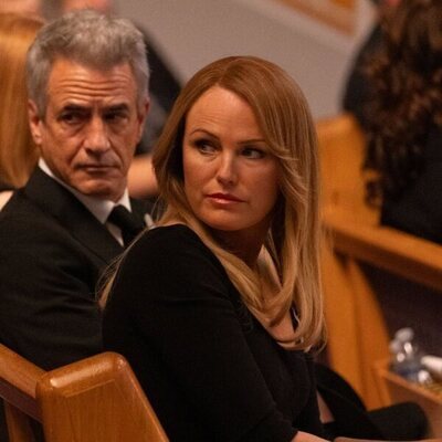 Dermot Mulroney y Malin Akerman en 'No es una novata' de 'The Hunting Wives'