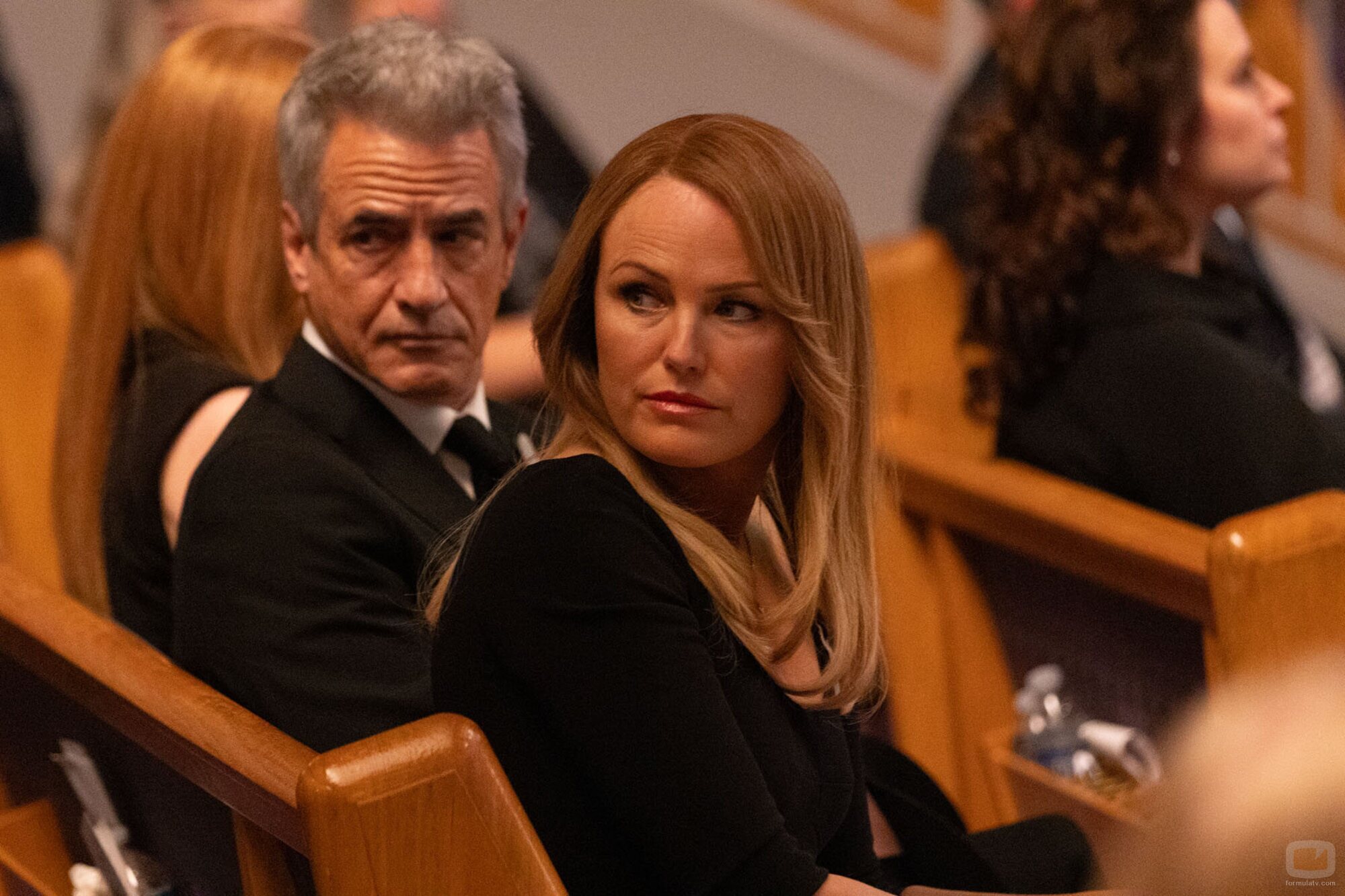 Dermot Mulroney y Malin Akerman en 'No es una novata' de 'The Hunting Wives'