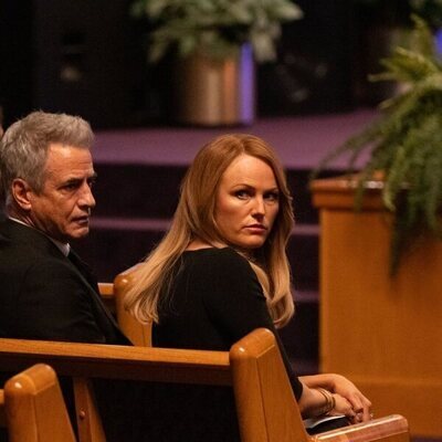 Malin Akerman y Dermot Mulroney en 1x05 titulado 'No es una novata' de 'Las esposas cazadoras'