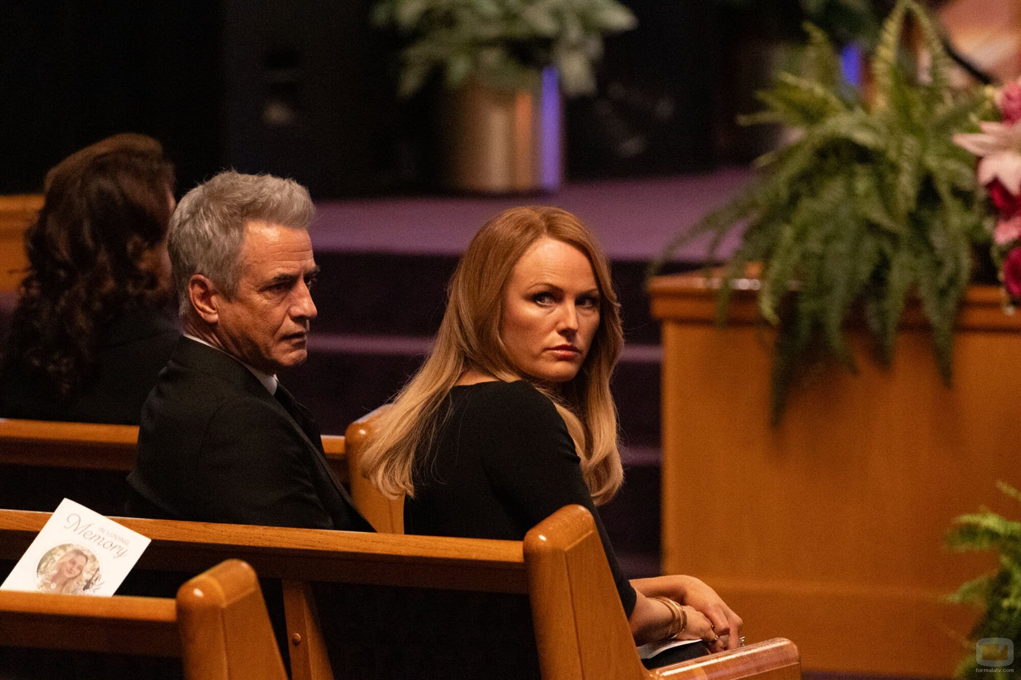 Malin Akerman y Dermot Mulroney en 1x05 titulado 'No es una novata' de 'Las esposas cazadoras'