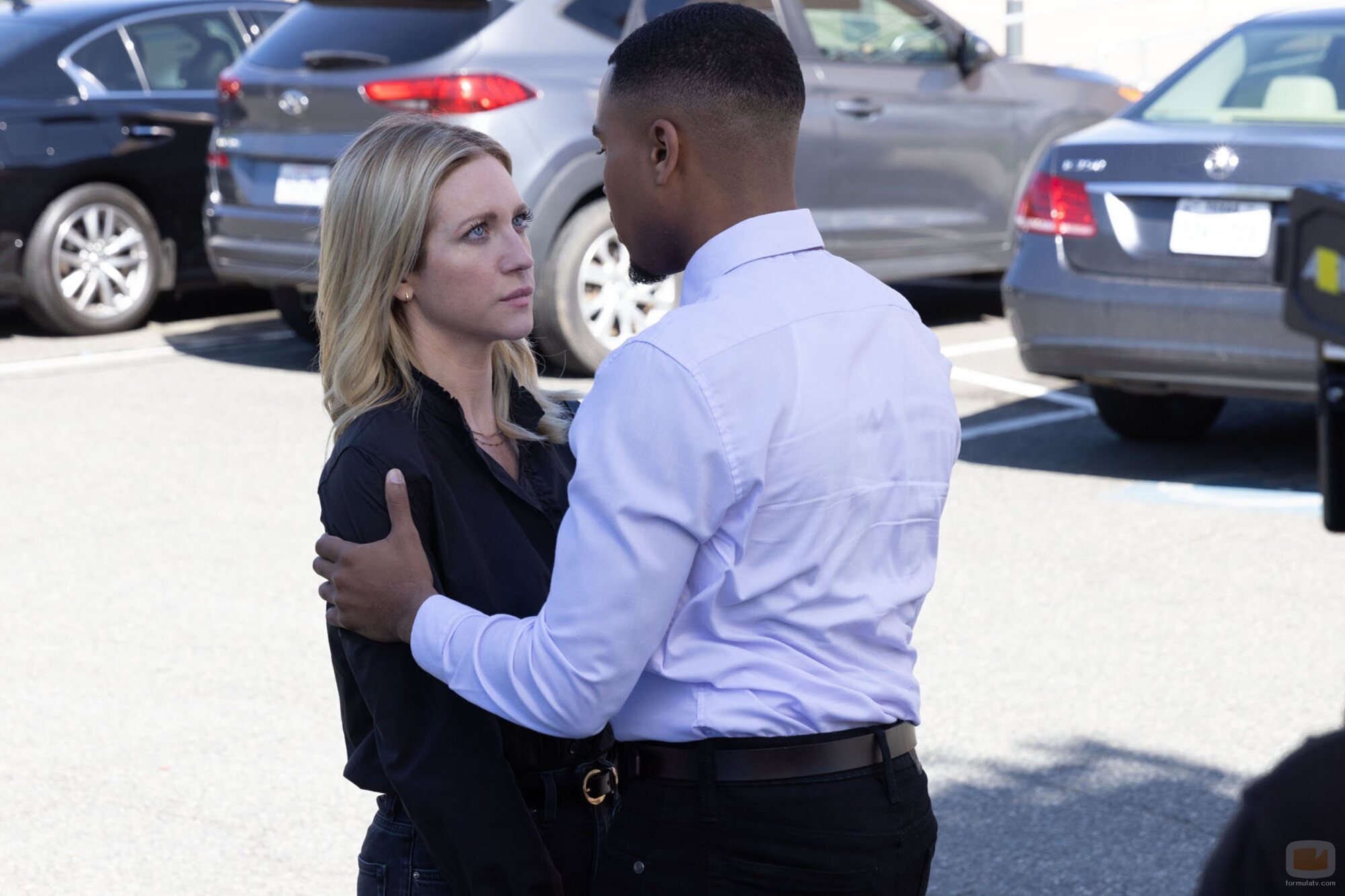 Brittany Snow en la temporada 1 y el capítulo 05 de 'Las esposas cazadoras'