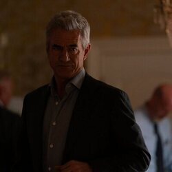 Dermot Mulroney en 1x05 titulado 'No es una novata' de 'Las esposas cazadoras'