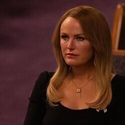 Malin Akerman en 1x05 'No es una novata' de 'Las esposas cazadoras'